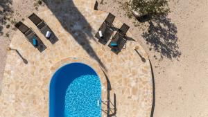 an overhead view of a swimming pool and chairs at Green Oak Villa in Orthoniaí