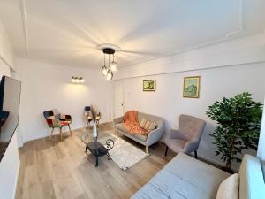 a living room with a couch and a table at Piața Ovidiu 14 Loft in Constanţa