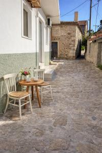 a patio with a table and chairs and a building at Okio in Petra