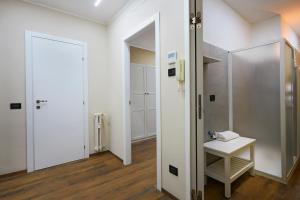 a hallway with a mirror and a small table at Hotel Galimberti in Turin
