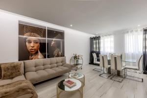 a living room with a couch and a portrait of a woman at Spacious 3-bedroom condo near Lisbon Airport in Lisbon