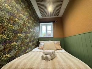 a bedroom with a bed with towels on it at Séjour Château Moderne avec Cinéma in Verberie