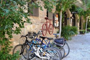 Cal Valeri في Montsonis: اثنين من الدراجات متوقفة بجوار مبنى حجري