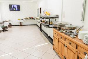 a kitchen with a counter with dishes on it at Argentin Palace Hotel in Americana