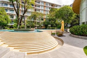 a fountain in a courtyard in front of a building at Phyll Condominium Luxury 301 2bedroom, Phuket in Ban Rangeng