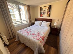 a bedroom with a bed and a window at Decher Apartment - Puerto Varas in Puerto Varas