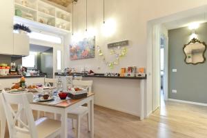 ローマにあるB&B Casa Angeliniのキッチン、ダイニングルーム(テーブル、椅子付)
