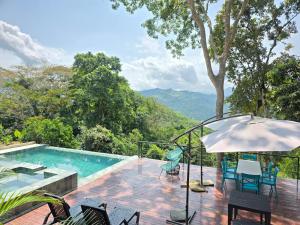 a swimming pool with chairs and a table and an umbrella at Refugio cerca a Villeta in Petaqueros