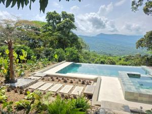 a swimming pool with a view of the mountains at Refugio cerca a Villeta in Petaqueros