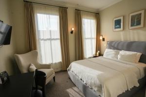 En eller flere senge i et værelse på Hotel Fauchere
