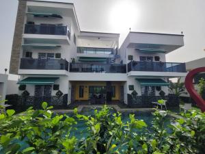 an apartment building with balconies and a yard at Villa burj in Ngaparou