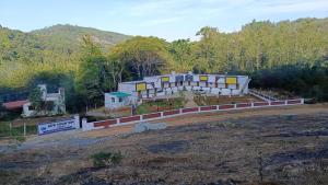 a building in the middle of a field at New Mountain Resort in Nāmakkal