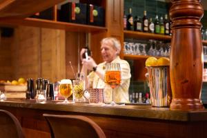 a man taking a picture of a bartender at a bar at Bretterbude Büsum in Büsum