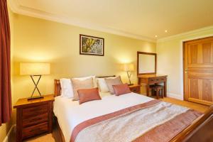 a bedroom with a large white bed and two lamps at Host & Stay - Beech Lodge in Belton