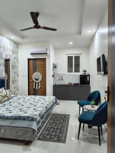 a bedroom with a bed and a bathroom at Cozy Cove in Jaipur