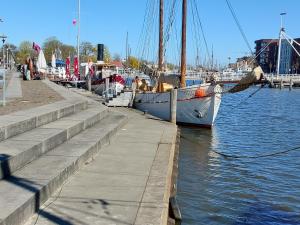 a boat is docked at a dock in the water at Boot Rosi Hafen Greiswald in Greifswald