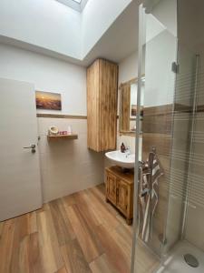 a bathroom with a sink and a shower at Jena Ferienwohnung Campusblick in Jena +17 photos