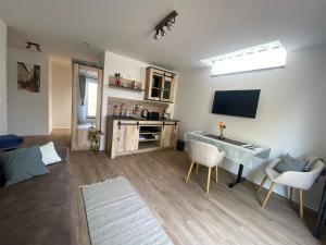 a living room with a table and a television at Jena Ferienwohnung Campusblick in Jena