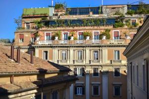 ローマにあるB&B Casa Angeliniのバルコニーに植物を植えた建物
