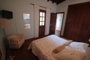 A bed or beds in a room at Casa Rural la Hojalata