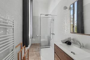 Gallery image of Château Fourclins Domaine privatif 16 personnes Parc & Bassin naturel Proche Toulouse in Merville