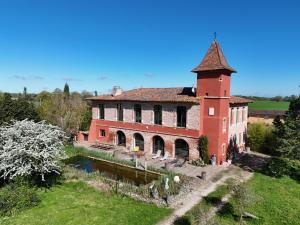 Gallery image of Château Fourclins Domaine privatif 16 personnes Parc & Bassin naturel Proche Toulouse in Merville