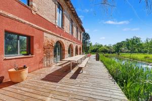 Gallery image of Château Fourclins Domaine privatif 16 personnes Parc & Bassin naturel Proche Toulouse in Merville