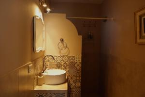 a bathroom with a sink and a mirror at Estancia Urbana Hotel Boutique in Río Cuarto +22 photos