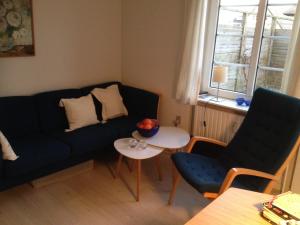 Sommerlyst في لوكين: غرفة معيشة مع أريكة وطاولة