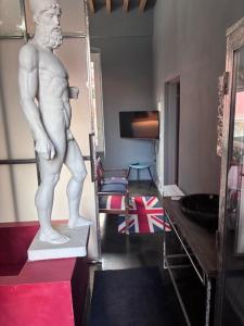 suite loft devotion tesisinde bir televizyon ve/veya eğlence merkezi