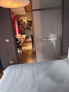 suite loft devotion tesisinde bir odada yatak veya yataklar