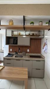 a kitchen with a sink and a counter top at Apartamento Ilhéus próximo à praia in Ilhéus