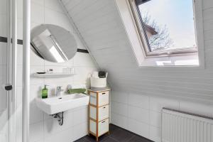 a bathroom with a sink and a mirror at Hotel Garni Siedlerstube 2 in Nürtingen