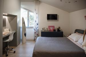a bedroom with a bed and a desk and a computer at VILLA GIULIA 8, Emma Villas in Nemi