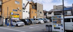 a bunch of cars parked in a parking lot at 3 Free Rental Bicycles - Free Parking - 85sqm - Up to 9 Guests - 7min to Koreatown - Japanese Lessons by Professional teacher - 自転車3台無料貸出 - 無料駐車場 - 85平米 - 定員9名 - コリアタウン徒歩7分 - Mintak Katsuyama V Residence in Osaka +49 photos