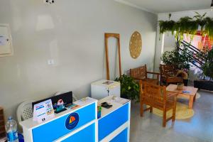a living room with a desk and a table with a computer at VELINN Pousada Entre Praias Itaguá in Ubatuba