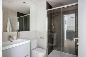 a bathroom with a toilet and a sink and a shower at Calido Alcobendas in Alcobendas