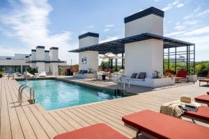 a house with a swimming pool and a patio at Calido Alcobendas in Alcobendas