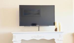 a flat screen tv sitting on top of a fireplace at Residenz am Yachthafen 14 in Grömitz