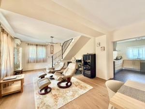a living room with a couch and a chair at Villa Benidorm Levante Beach Blueline in Benidorm