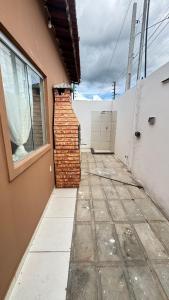 an empty alley with a brick wall next to a building at Casa jatobá in Petrolina