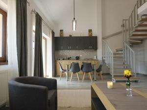a kitchen and living room with a table and chairs at 4 Fa Apartmanok in Miercurea-Ciuc