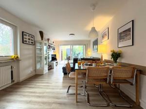 a kitchen and living room with a table and chairs at Sand & Siel Dangast in Dangast
