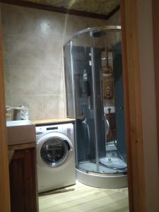 a washer and dryer in a small bathroom at Appartement 48 m2 in Villeneuve-lès-Béziers