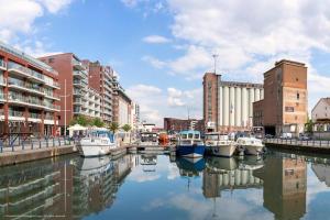 a group of boats are docked in a harbor at De Hoorn in Leuven