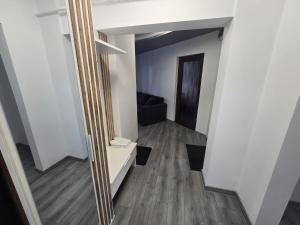 ein Flur mit einem Spiegel und einer Couch in einem Zimmer in der Unterkunft BlueBee Hive in Orăştie