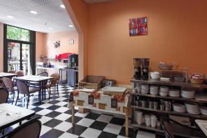 Un restaurante con suelo de cuadros y mesas y sillas. en Cuatro Naciones, en Barcelona
