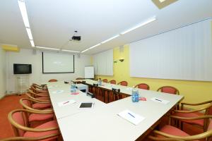 ein Konferenzraum mit einem großen Tisch und Stühlen in der Unterkunft Hotel am Buchwald in Esslingen