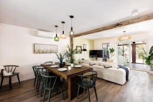 ein Wohnzimmer mit Tisch, Stühlen und Sofa in der Unterkunft The River Nest in Bracebridge