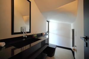 a bathroom with a black sink and a mirror at Sobrado com Jacuzzi Aquecida 10 minutos Centro in Foz do Iguaçu +42 photos